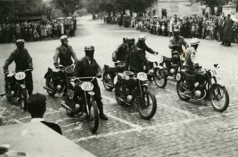 KKE 4334.jpg - Motocrossy z udziałem Tadeusza Giedrojcia.